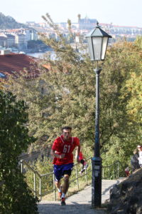 Kryštof Mach pádí do schodů
